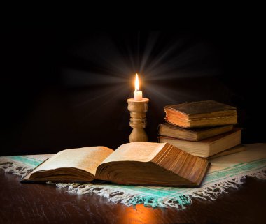 Grunge çağı, kaba, kaba, kahverengi mezmur dua et, Torah hukuk mektubu arşivi koyu siyah ahşap masa alanı istiflesin. Yeni Yahudi kültürü Tanrı İsa İncil edebiyatı sanat tahtası hala hayat ateşi kavramı