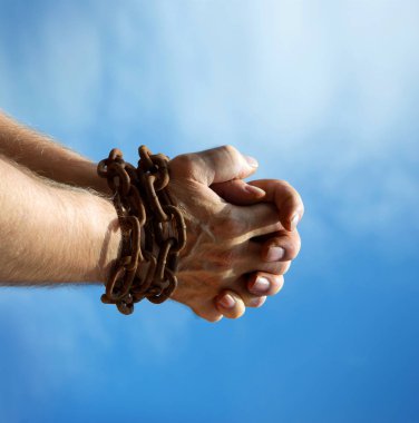 Eski üzücü ümitsizlik korkusu stres adamı dua ediyor. Umarım güneş mavi metin alanını aydınlatır. Yakından adam kaçırma limiti. Bilek bilek, halat bağlama, taciz. Umutsuz vaka.