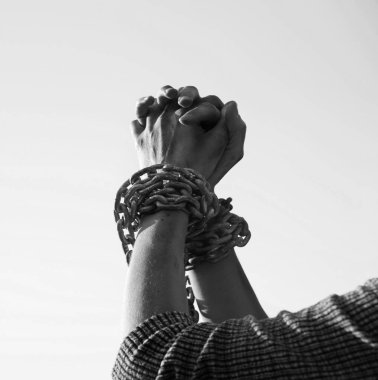 Kapalı eski hukuk umutsuzluk tehlike stres genç adam yükseltmek yaşam umut ışığı mavi metin alanı. Kapanış limiti, acı çekme kadın bilek ipini bağla izole edilmiş taciz vücudunu zapt et