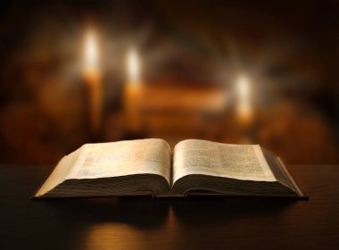 Grunge çağı, kaba, kaba, kahverengi mezmur dua et, Torah hukuk mektubu arşivi koyu siyah ahşap masa alanı istiflesin. Yeni Yahudi kültürü Tanrı İsa İncil edebiyatı sanat tahtası hala hayat ateşi kavramı