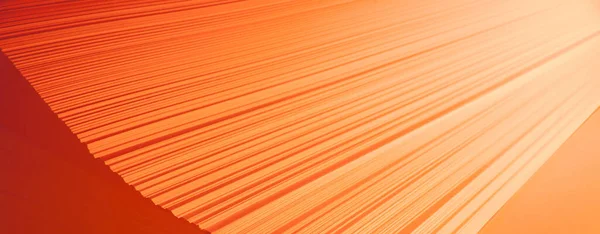 柔らかいレトロな赤オレンジ色のぼかし建物の内部ストライプ波の形の影聖書のポストノートパッドの描画ライターのコピースペース 閉じるビュースクロールスクールアートカードフレームテーブルテキストスペースグラフィックデザイン装飾 — ストック写真