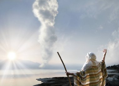 Retro kutsal İsa yetişkin, bilge erkek, yükselen insan kol ahşap değnek ve baston kamışı geri görüş. Ortadoğu Yahudi kumaşı Lord Torah göç hikayesi sihirli Mısırlı dumanlı güneş ışığı konsepti