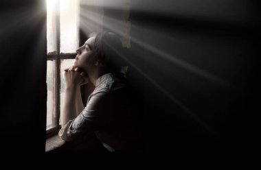 Yetişkin yalnız endişesi başarısız olur zavallı kutsal Yahudi kadın İsa 'ya yalvarır mısın Ukrayna' nın eski savaş tarihi. Soğuk, genç, genç, insan yüzü bekle, hayatı bekle, karanlık kulübeyi sev, metin alanı aydınlık gökyüzüne bak.