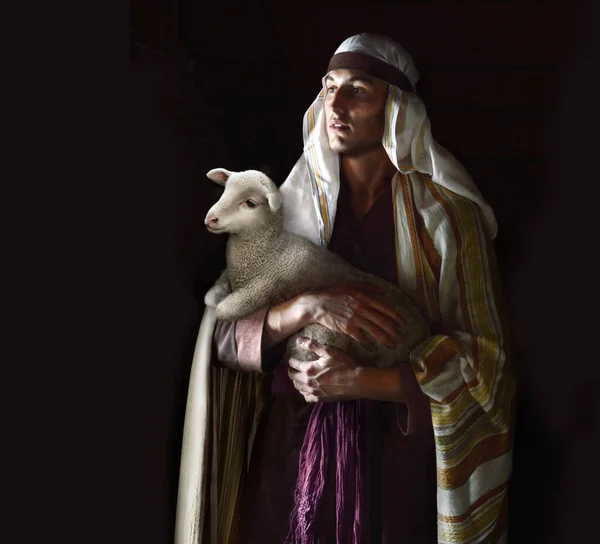 古老的中世纪农村小男孩神童的臂膀带来了可爱的小山羊牛群宠物 中东民族长袍黑衣以色列犹太人仆人上帝保佑游牧民族爱的故事 — 图库照片