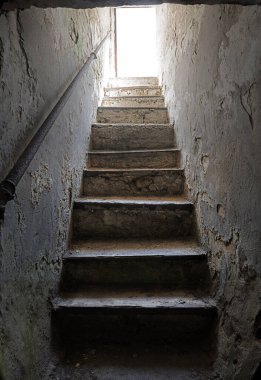 Beyaz, ışıltılı, paslı kale tuzaklı hapishane koridorunun aşağısındaki mağara hücresi. Kasvetli kurşun yükseliyor. Yükseğe tırmanıyor. Yuvaya doğru yürüyor.