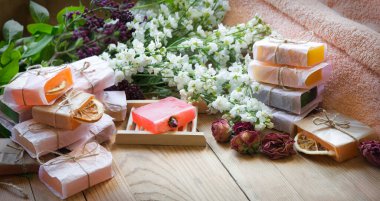 Kapalı görüş büyük taze eko bitki yağı el gül kokusu durulama kağıt el işi kağıt masa tahtası metin arkaplanı. Birçok ıslak su ipi köpük sembolü güzellik hediyesi rahatla eski moda sanat tasarımı tarzı