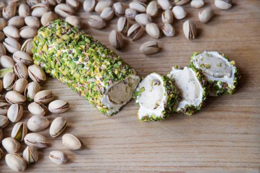 Taze açık beyaz hindi kahverengi halava masa yazı alanı. Üst manzara Yunan chalva rustik kuru yeşil alva çekirdeği vanilya ezmesi tahina mawa halwa lukum khoya nugat dilimi dilimi