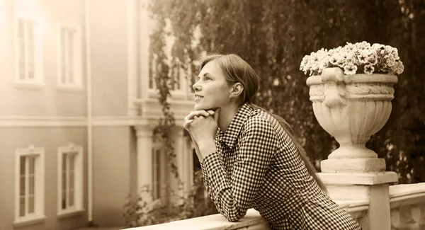 아가씨는 미소를 지으며 식물인 꽃병을 기다리고 사랑의 즐거운 믿음을 — 스톡 사진