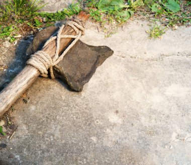 Yakın çekim kaba eski Neolith dönemi zanaat Hint avcı adam çakmaktaşı bıçak hache kol vahşi zemin metin uzayı. Üst kabileyi kapatın. Çelik çelik savaş objesi sanat stili işareti.