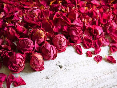 Eski büyük sanat eseri parlak pembe mor koku spa çiçekli yağ yığını metin kopyalama uzayı. Güzellik retro detoks bitkisi diyet aşk sembolü. Kartı selamla. Makro görünüm masa başı masa tasarımını kapat.