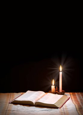 Grunge çağı, kaba, kaba, kahverengi mezmur dua et, Torah hukuk mektubu arşivi koyu siyah ahşap masa alanı istiflesin. Yeni Yahudi kültürü Tanrı İsa İncil edebiyatı sanat tahtası hala hayat ateşi kavramı