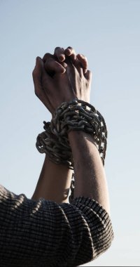 Kapalı eski hukuk umutsuzluk tehlike stres genç adam yükseltmek yaşam umut ışığı mavi metin alanı. Kapanış limiti, acı çekme kadın bilek ipini bağla izole edilmiş taciz vücudunu zapt et