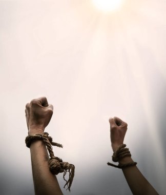 Yakın plan hapishane suistimalini arttırmak için Tanrı 'ya dua et inanç beyaz metin alanını umutlandırsın. Yakın çekim acı ipi düğümü, bilek bağı, genç dizginleme, stres bağımlılığı, serbest bırakma, dini zafer.