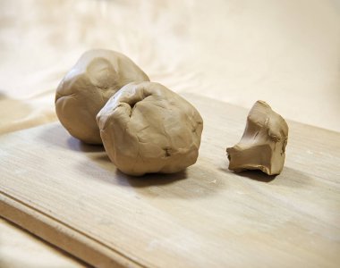 Yakın plan eski, yuvarlak, kirli, yuvarlak top çanak çanak çanak çanak vazo, oyuncak, beyaz tahta masa yazı alanı öğretir. Kırsal ıslak öğrenme, kavanoz biçimi, oyun aracı kültürü tasarımı, sanatsal tarzda natürmort yaşam