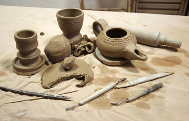 Kapanış çalışanı, retro kirli toprak çayını, su içmeyi, sürahi şeklindeki sürahiyi, beyaz metin alanını öğretiyor. Rutubetli çamur öğrenme becerisi yemek çanağı çanak çömleği nesne kültür tasarımı sanatçısı tarzı natürmort yaşam formu oluşturur