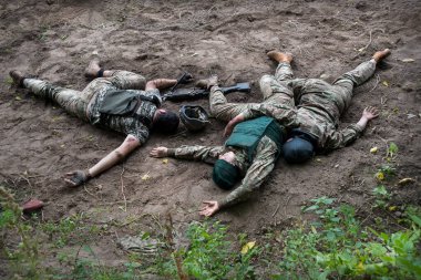 Nato, asker, erkek asker, acı, silah yarası, yaşam travmasını koru, savaş, karanlık alan, toprak, kitle, korku, korku, şok, kahraman, yaralanmış, saklanmış bir ceset, konsept.