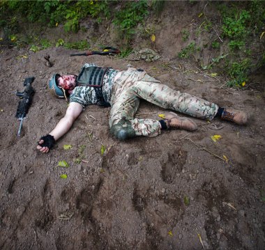 Nato muhafız askerini kaybetti. Mayın yarası var. Yaşam travmasını koruyor. 1 suç tehlikesi korkunç korku yardımı sağlık şoku, kahraman ceset suç konsepti.