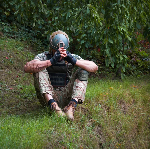 Egyedül Fáradt Amerikai Hazafi Haditengerészeti Egység Férfi Srác Ülni Többi — Stock Fotó