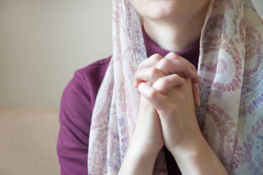 Yalnız kutsal İncil 'den genç yetişkin İsrail' li kadın kol şalı tut üzgün düşün ve İsa Mesih 'e merhamet dile. Eski antika, yalnız aziz, İncil 'de geçen genç Yahudi, sevgi dolu ruh kitabı uzayı.