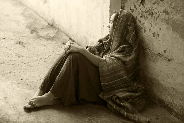 비참하게 슬픔을 채외로운 소녀가 더러운 도시의 길거리 빈민가에 기도를 역서에 — 스톡 사진