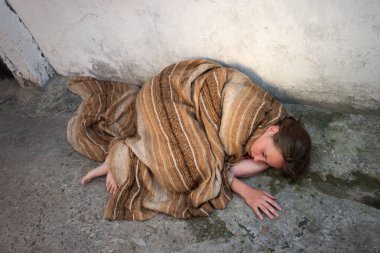 Genç ve yalnız sefalet kaybolmuş üzgün suçluluk duygusu yas tutarken ağlayan genç bayan yere uzanmış yalvarıyor Tanrı 'dan sadaka dileniyor. Zihinsel suçlu, uyuyan çocuk. Hapishane günahı. Sarhoş, ayyaş, yaşlı, kenar mahalle çocuğu.