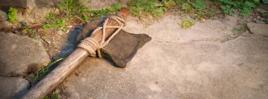 Yakın çekim kaba eski Neolith dönemi zanaat Hint avcı adam çakmaktaşı bıçak hache kol vahşi zemin metin uzayı. Üst kabileyi kapatın. Çelik çelik savaş objesi sanat stili işareti.