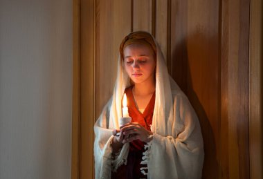 Yetişkin, yalnız, taşralı, Yahudi, kutsal köle, hayatı sev, neşeli, neşeli, ibrani elbisesi, utangaç, genç kadın yüzü portresi. Çocuk çocuk, yaşlıları silahlandırıyor. İncil 'deki saf Tanrı' yı. Sıcak ateş, metin alanını aydınlatıyor.