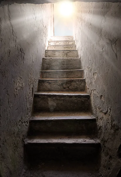 Φως Λευκό Λάμψη Κορυφή Σκουριασμένο Φρούριο Παγίδα Φυλακή Αίθουσα Κάτω — Φωτογραφία Αρχείου