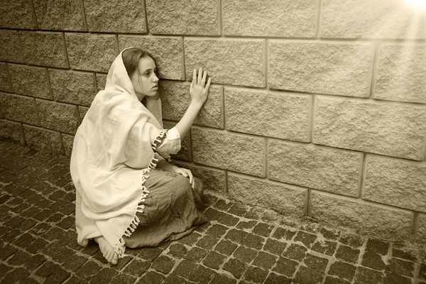 Втомлений Втрачений Горем Провал Потребує Плачу Єврейська Леді Сидить Брудний — стокове фото