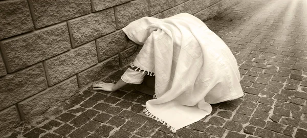 비참하게 슬픔은 도시의 길거리에 구걸하는 외로운 여성의 울음을 멈추지 못한다 — 스톡 사진