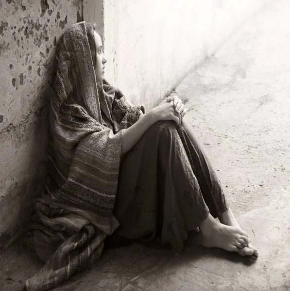 비참하게 슬픔을 채외로운 소녀가 더러운 도시의 길거리 빈민가에 기도를 역서에 — 스톡 사진