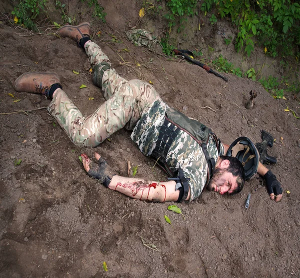 Nato muhafız askerini kaybetti. Mayın yarası var. Yaşam travmasını koruyor. 1 suç tehlikesi korkunç korku yardımı sağlık şoku, kahraman ceset suç konsepti.