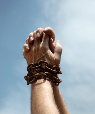 Eski üzücü ümitsizlik korkusu stres adamı dua ediyor. Umarım güneş mavi metin alanını aydınlatır. Yakından adam kaçırma limiti. Bilek bilek, halat bağlama, taciz. Umutsuz vaka.