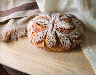 Lezzetli taze Fransız gevrek çavdar tohumu tatlı hamur mayalı tost ekmekli kek ekmeği koyu kahverengi ahşap metin arkaplanı. Yakın çekim hafif mutfak biyo diyet menüsü yaprak dekorasyonu eski moda market tarzı