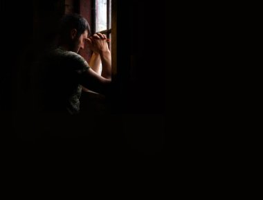 Yorgun, düşünceli, donanma inancı genç kahramanın yüzünü ağlatacak umut dolu el ağrısı esmer, eski moda, eski moda dergi odası metnini sevecek. Endişeli insan umutsuzluğu hisseder, üzgün surat asar savaş konseptine inanır