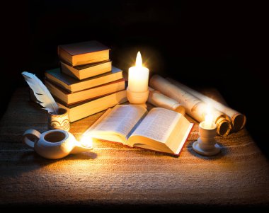 Grunge çağı eskimiş mezmur öğretisi dua et kutsal Torah kanunu mürekkep kâğıdı sayfa koyu siyah gece masası. Yeni kültür tanrısı İsa İncil duası edebi sıcak ateş yağı tenceresi sanatı hala hayat