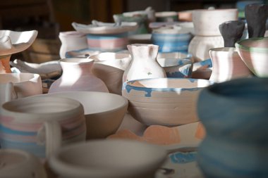 Yakından bakınca, kutsal kırsal incil Tanrı 'nın retro boş şarap suyu çayını yiyen aşçı şişesi kaplama beyaz metin alanı. Çamurlu çamur yağı tenceresi dükkan nesnesini canlandırıyor. İncil sanatçısı stil tasarımı.