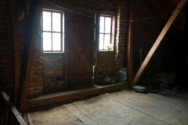 Paslı, kahverengimsi, ürkütücü, korkunç, eski, boş bir çiftlik çatı altında, duvarın altında, loş delikte, aydınlık, gökyüzü ışıltılı, güneş ışını manzaralı. Tozlu şehir harabe tavanı dağınık bodrum katı metin alanı gölge arkaplanı