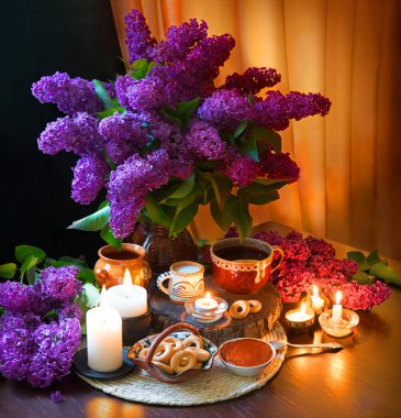 Grung antik kırsal tarih yaş sıcak aroma lezzetli latte bar koyu siyah tahta masa yazı alanı. Antika neşe tarlaları taze bahar bitkileri çiçek açan yaprak sembolleri dinlenme ateşi ateşi bile sakin hayat.