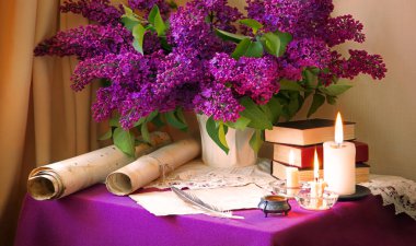 Kırsal çağ sanatı senaryosu, aşk dekorasyonu masasıyla evlenmiş. Boş bir mesaj defteri sayfası kartpostalı takmış. Tanrı İsa 'ya yakın kültür gecesi hala hayat dolu ateş ışığı uyarı sembolü pankartı.