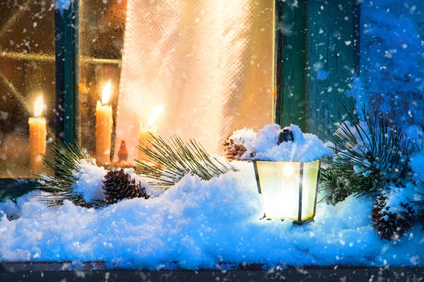 雪の分岐青い夕暮れ希望のシーンの幸せな陽気な前夜のぼかし凍結氷火花 閉鎖錆びた暖かい熱の輝き白いアート明るい火の外で華やかな炎は 部屋のシンボルバナーフレームの装飾カードを燃やす — ストック写真