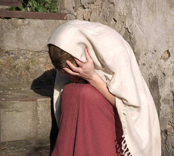 메리는 앉아서 그리스도의 믿음에 고대의 역대기 인간의 수치심 화이트 텍스트 — 스톡 사진