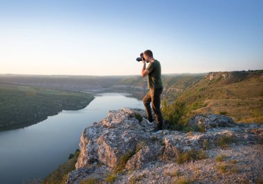 Kırsal kesimdeki genç kadın kolu neşe kazandırır. Huzur içinde yat. Neşelen erkek çocuk, el ele dur DSR, sakin okyanus sisi kampı, yüksek kaya tepesi, çayırlık arazi ağacı sahnesi.