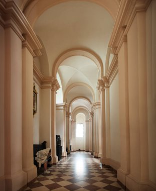 Kutsal dindar genç bayan yalvarmayı düşün İsa 'ya dua et kutsal konsepti kutsa Aziz kutsal tarih üzgün genç çocuk umutsuzluk krizi şalı duvak otur bankta sevgi kürsüsü ruhun simgesi pencere ışığı