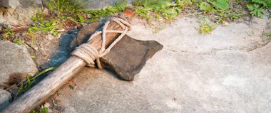 Yakın çekim kaba eski Neolith dönemi zanaat Hint avcı adam çakmaktaşı bıçak hache kol vahşi zemin metin uzayı. Üst kabileyi kapatın. Çelik çelik savaş objesi sanat stili işareti.