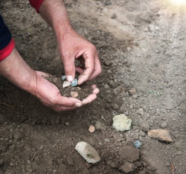 Eski köylü işçi palmiyesi, yakın plan kırsal yaşam hazırlık. Küçük tanecikler, bereketli çamur humus toprak tozu toprak bakımı hobisi. Ayrıntılı görünüm kol çalışma kum yığınları iyi görünüyor ekoloji umut kavramı