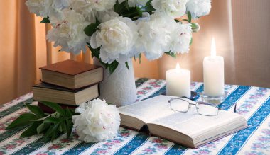 Eski çağ Yahudi notuyla evlenen aşk, dua masasına yazılan kutsal yazlık İsa Mesih 'in kutsal günlüğü, bereketli yaz çiçeği çiçek tomurcuğu kavanozu ev ortamında perde manzarası, yaşam sembolü.