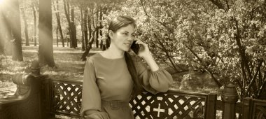 Yetişkin gençlik yaşı güzel giyimli kadın heyecanlı zihinsel ağlama modunda eski moda eski model eski model sandalye yeşil çimen yazma alanı düşün. Sevgi dolu göz, bekle rüya, güneşli bahçe günü, rahatla.