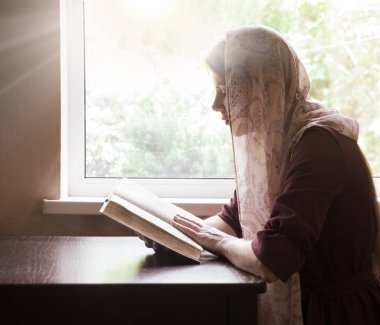 Antik çağlarda sadece insan bayan şallar güven umudu kağıt sayfasını açar ahşap kelime sabah metni uzayı. Retro antiqu genç üzgün öğrenci eski koyu siyah ev odasını sever beyaz gökyüzü bilgelik tarihini bile