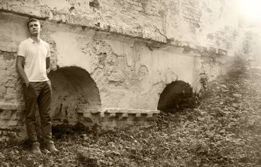 Genç yaşta umutsuzluğa kapılmak, kederlenmek, suçlu çocuğu üzmek, güven duygusu, şehir merkezine yolculuk, tuğla ev, mesaj alanını mahvetmek. Mutlu adam bekle, ağla Tanrım, İsa eski kilise tepenin izini kaybetti.